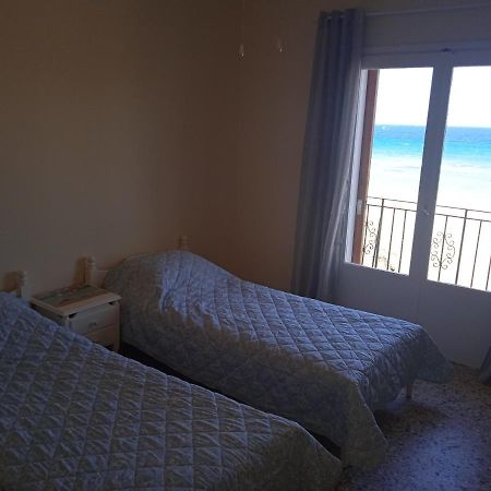 Apartment On The Beach Артемида Екстериор снимка