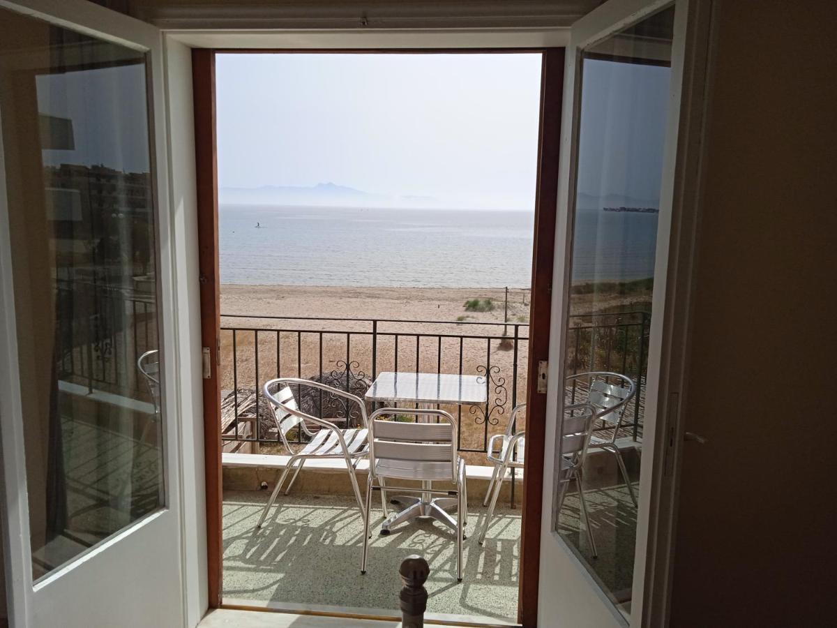 Apartment On The Beach Артемида Екстериор снимка