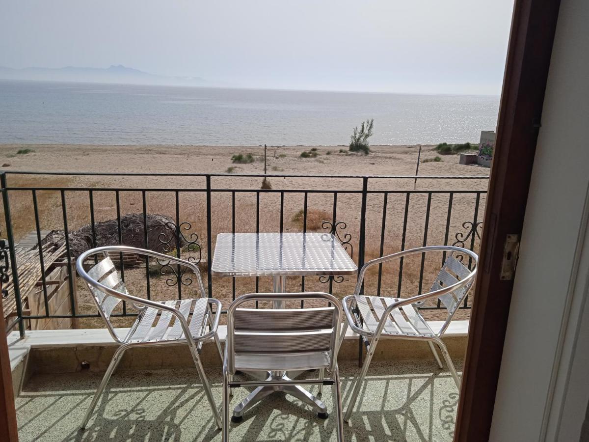 Apartment On The Beach Артемида Екстериор снимка