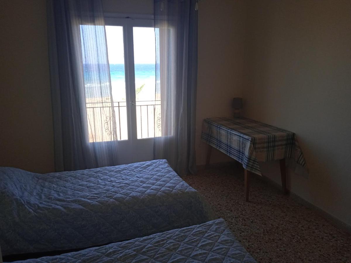 Apartment On The Beach Артемида Екстериор снимка